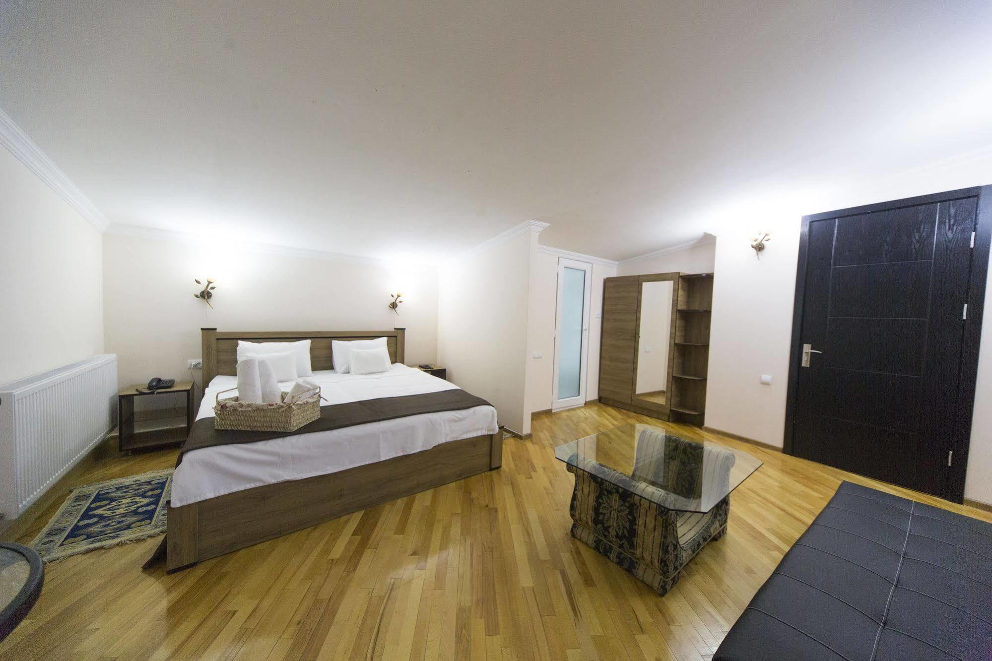 Log Inn Boutique Hotel Tbilisi Esterno foto