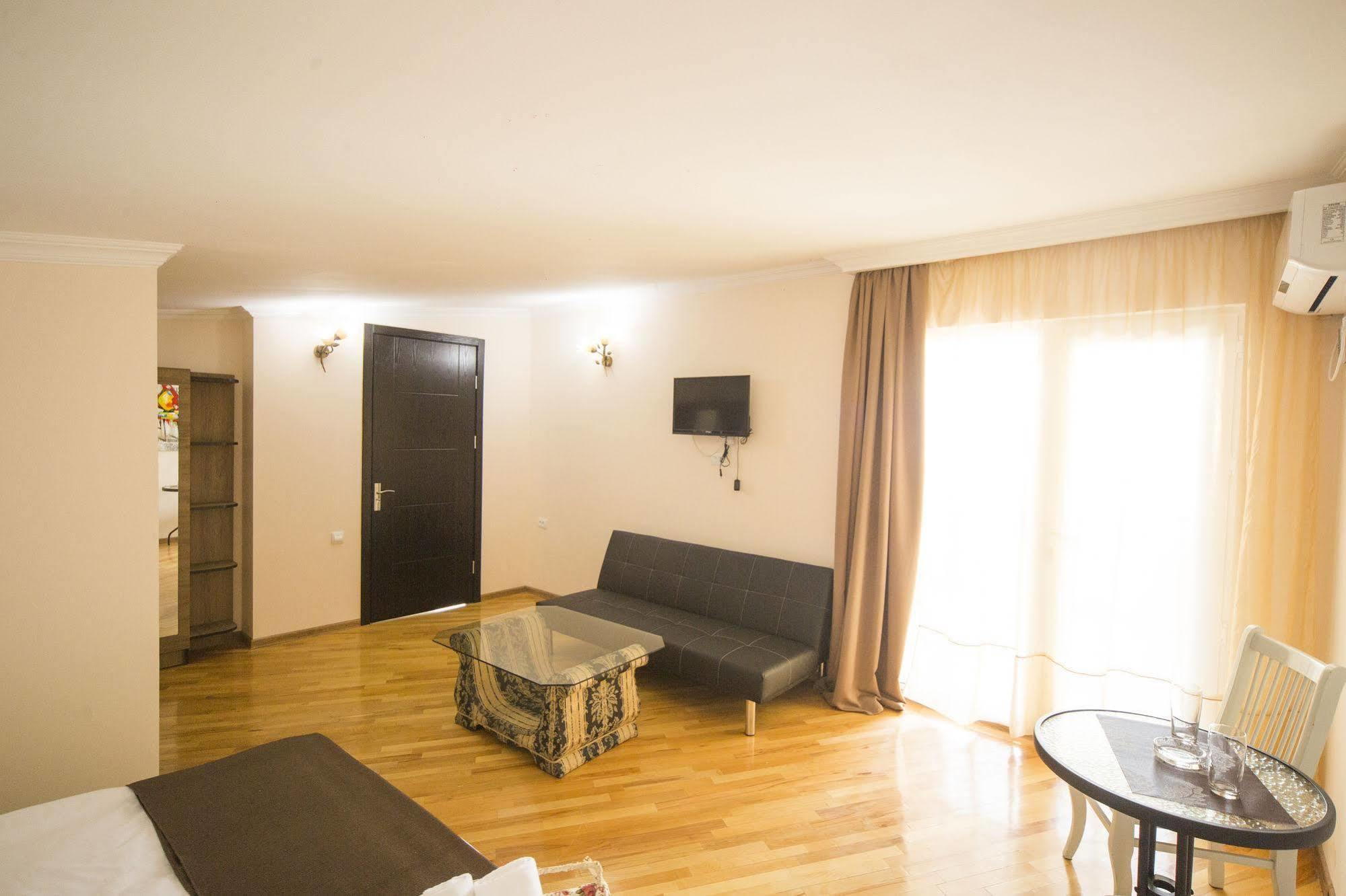 Log Inn Boutique Hotel Tbilisi Esterno foto