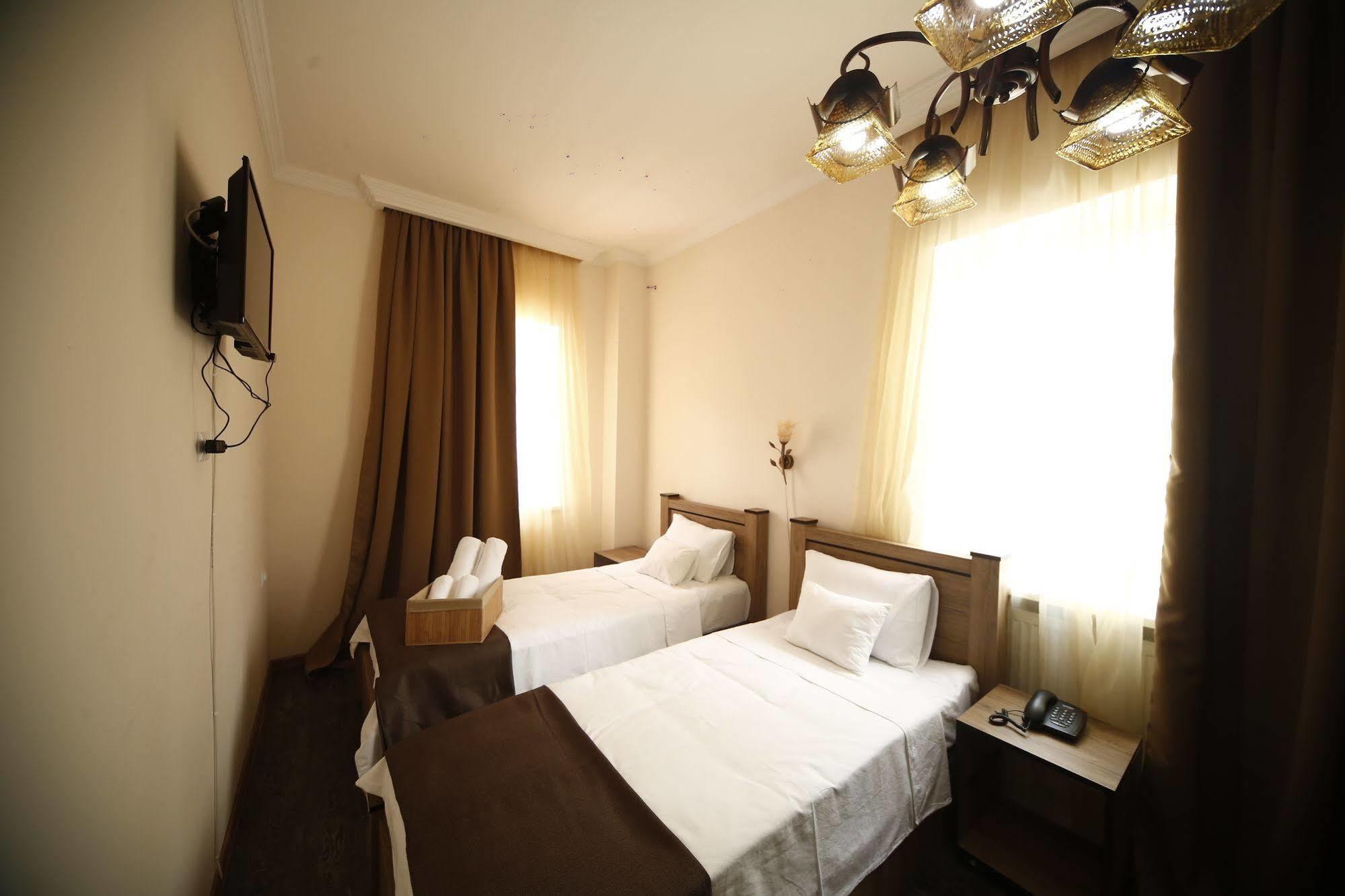 Log Inn Boutique Hotel Tbilisi Esterno foto