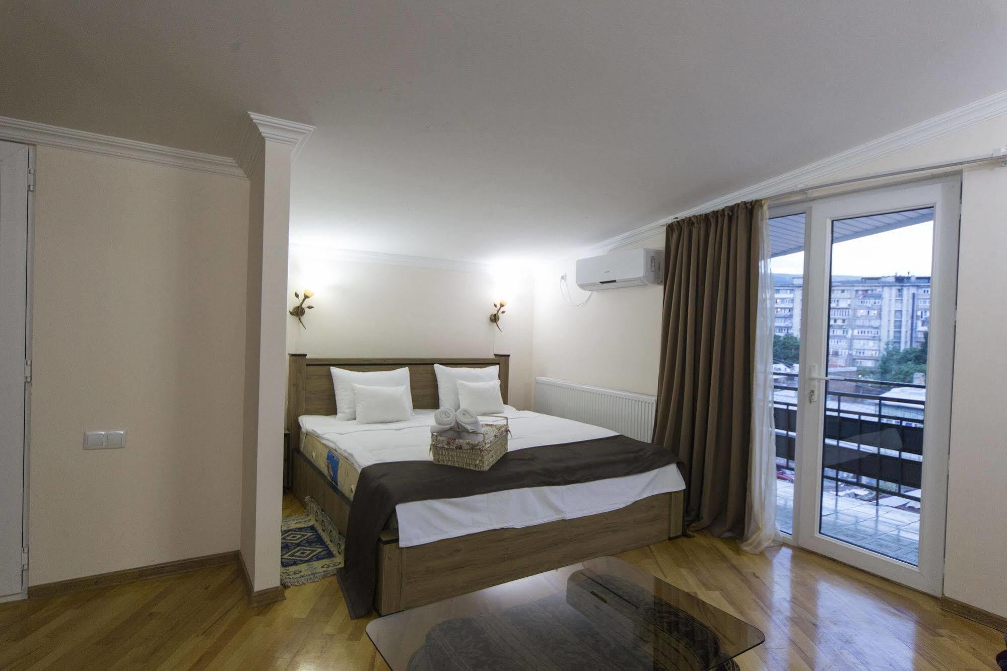 Log Inn Boutique Hotel Tbilisi Esterno foto