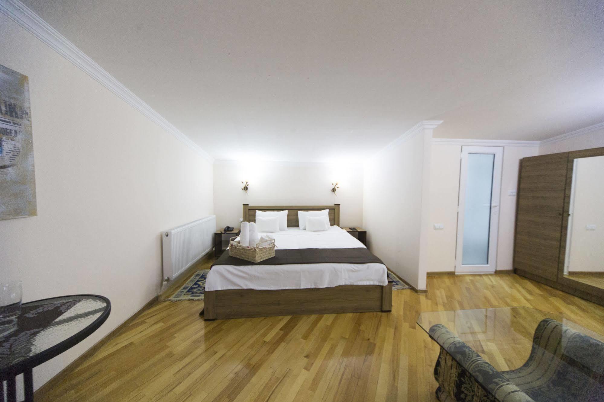 Log Inn Boutique Hotel Tbilisi Esterno foto